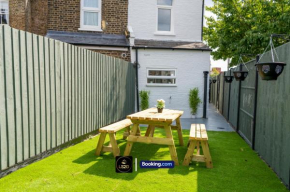 Stunning And Spacious House By LS2G Short Lets & Serviced Accommodation Greater London With Free WIFI